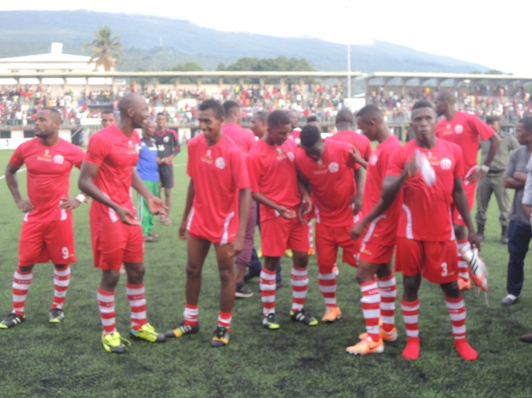 image Football : Tournoi de Volcan, finale Violence au stade, arbitres sous haute sécurité